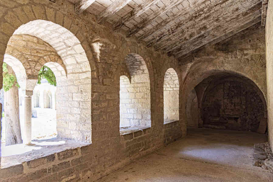 Francia - Saint-Guilhem-le-Désert 020 - abadía de Gellone - claustro.jpg